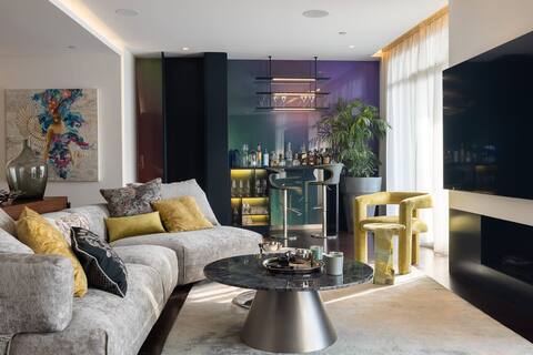 Four Seasons Luxurious Apartment