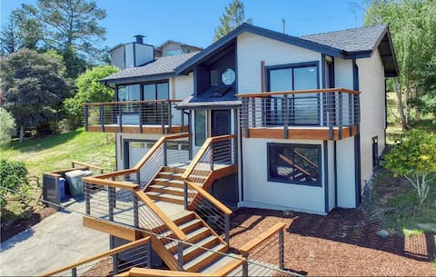 Fully Renovated with Views of the Mountains & Spa!