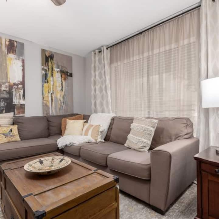 Sofa ya sehemu. Lifti za juu za meza kwa ajili ya kazi ya ziada au sehemu ya kula. Meza ya pembeni imejengwa katika plagi na bandari za kuchaji simu.