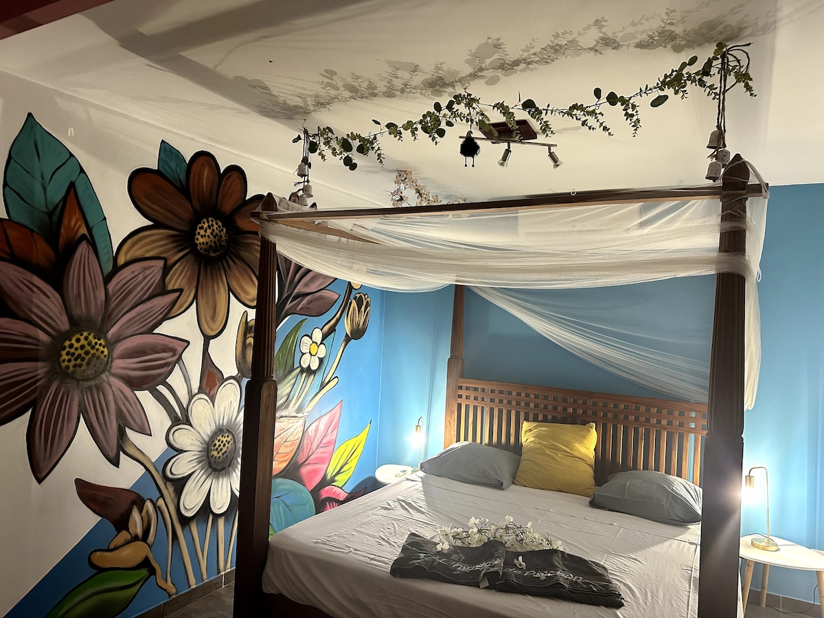 חדר שינה ראשי עם חדר רחצה פרטי, מיטה ממוזגת בגודל 180X200