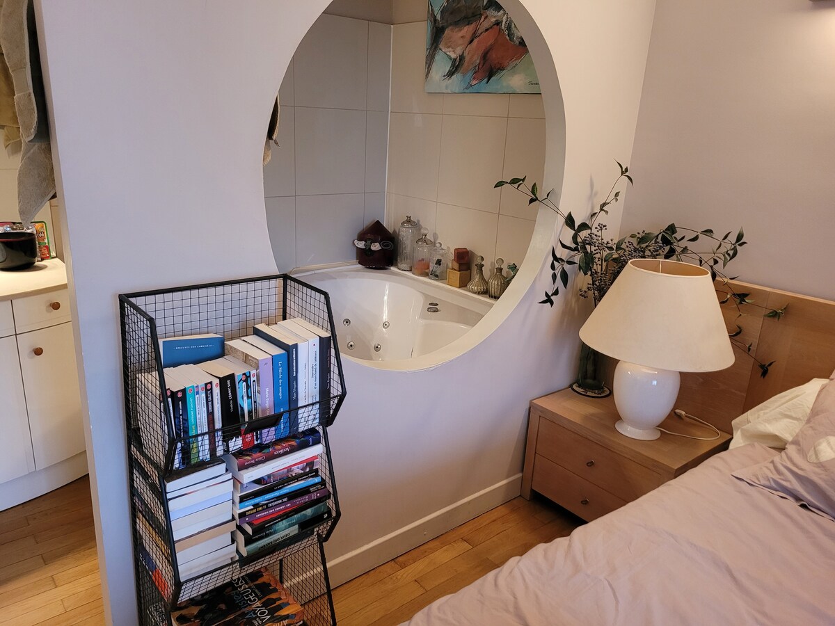 غرفة النوم الأولى وخلف الحفرة في حوض الاستحمام 