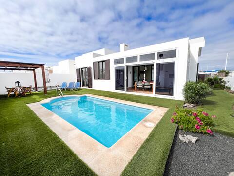 Top Airbnb: Casa Sol y Mar Azul, an oasis within walking distance of the sea en Yaiza