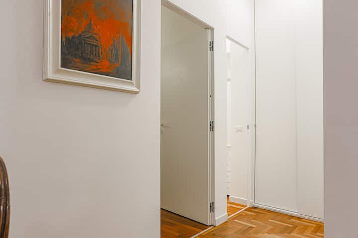 寝室とバスルームへのアクセス、広々としたクローゼットあり