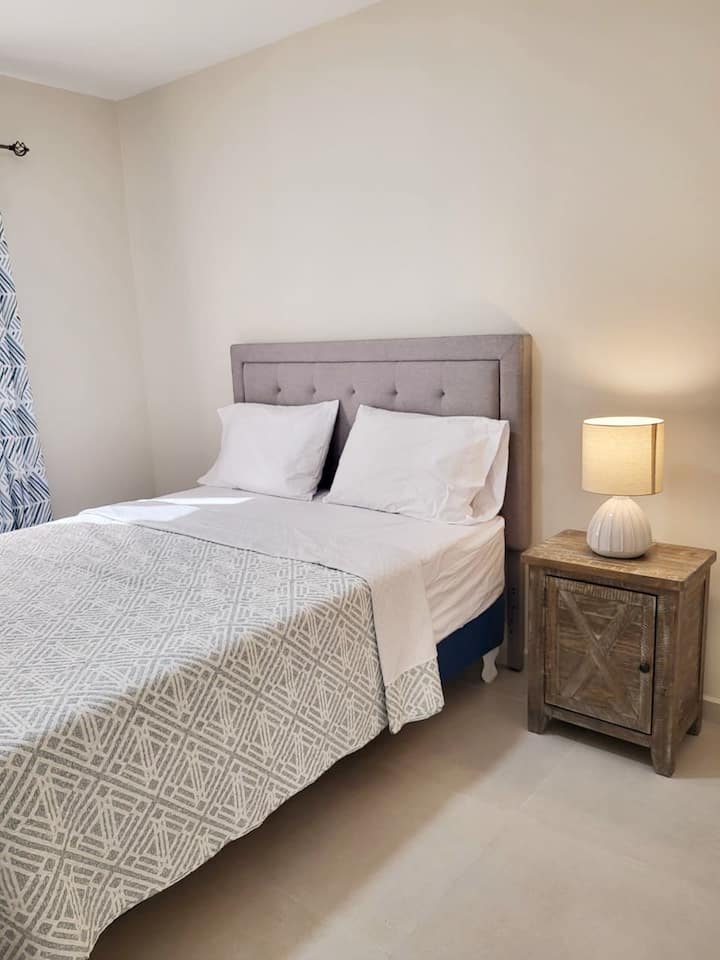 سرير مريح بحجم كوين لإقامتك!