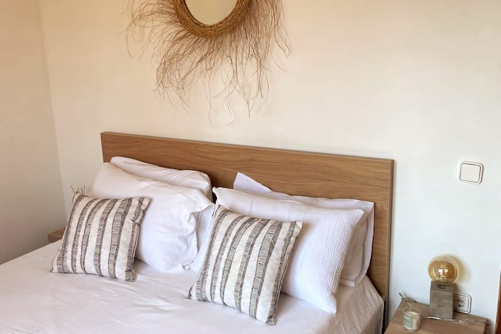 Dhomë gjumi dopio me shumë hapësirë ruajtjeje.