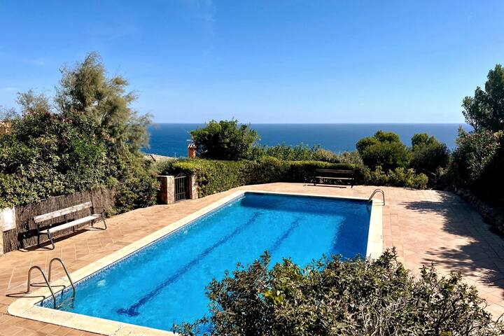 Stylish family villa & pool gallery image 3