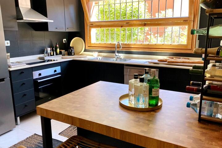 Stylish family villa & pool gallery image 5