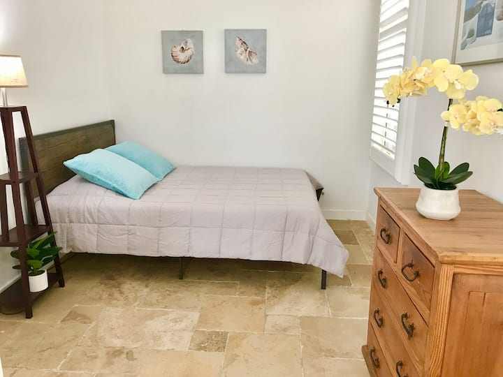 Საძინებელი 4: დაბლა, ახალი საწოლი 152 × 203 სმ, ინდივიდუალური ფანჯრის სამარშრუტო ავტობუსები