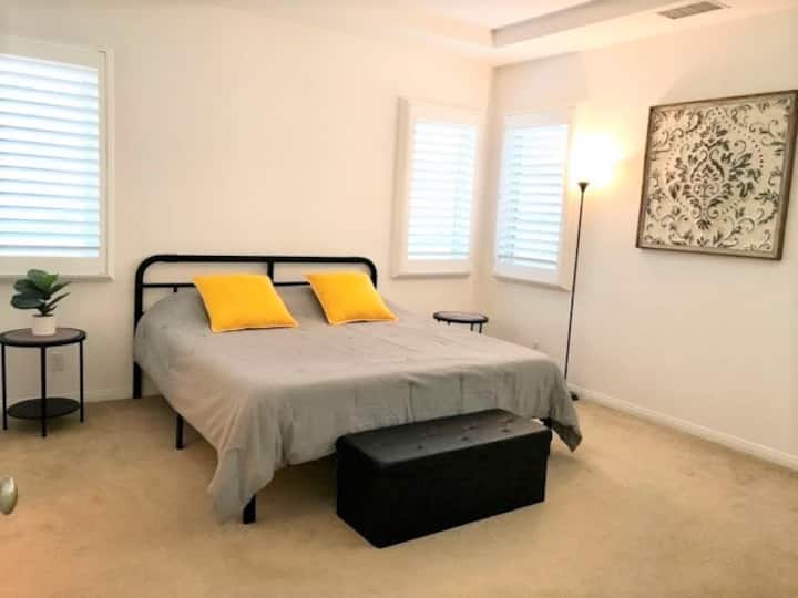 Მთავარი საძინებელი: ახალი ავეჯი, საწოლი 193 × 203 სმ, ინდივიდუალური სამარშრუტო ავტობუსები