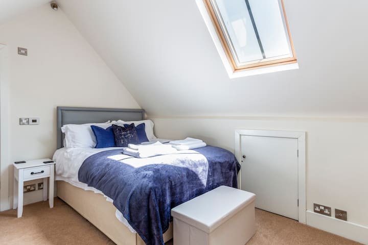 The mezzanine bedroom