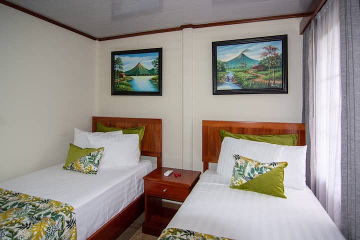 Საძინებელი 2
ორი ორადგილიანი საწოლი A/C ერთეულით