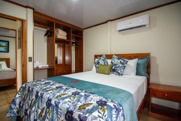 Კომფორტული მთავარი საძინებელი ორადგილიანი საწოლითა და სააბაზანოთი 