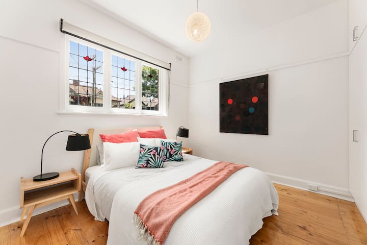 غرفة نوم بسرير بحجم كبير تقع في شارع هادئ توفر لك نومًا صوتيًا