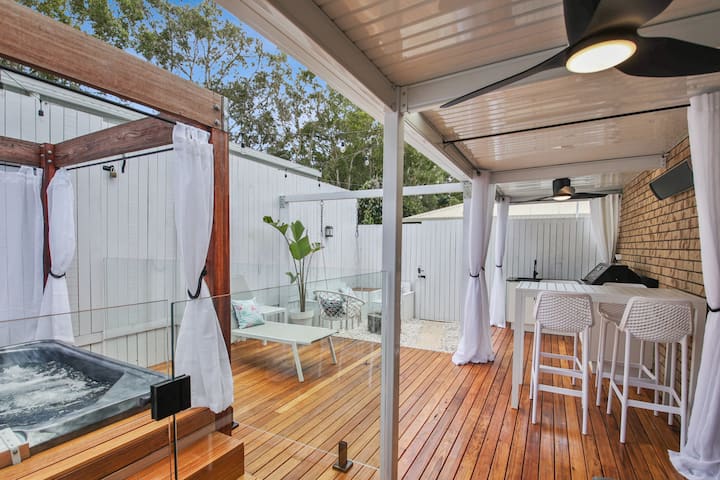 Le luci dei ventilatori esterne sono dimmerabili e hanno tre impostazioni. Anche la velocità del ventilatore è regolabile. Ci sono anche 2 stufe da esterno, una sopra il tavolo all'aperto, che può essere utilizzata durante i mesi più freddi.