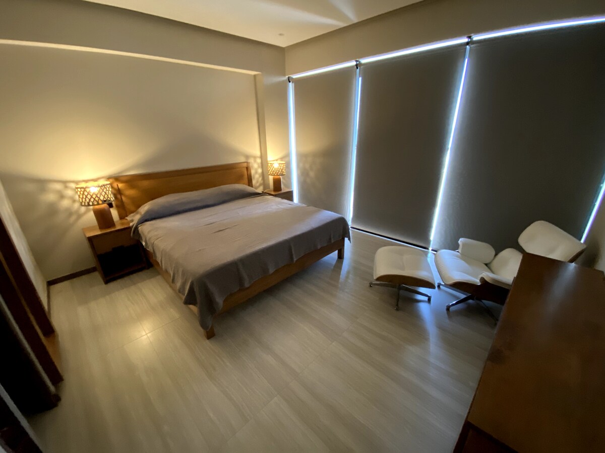 主卧/主卧。2米宽双人床