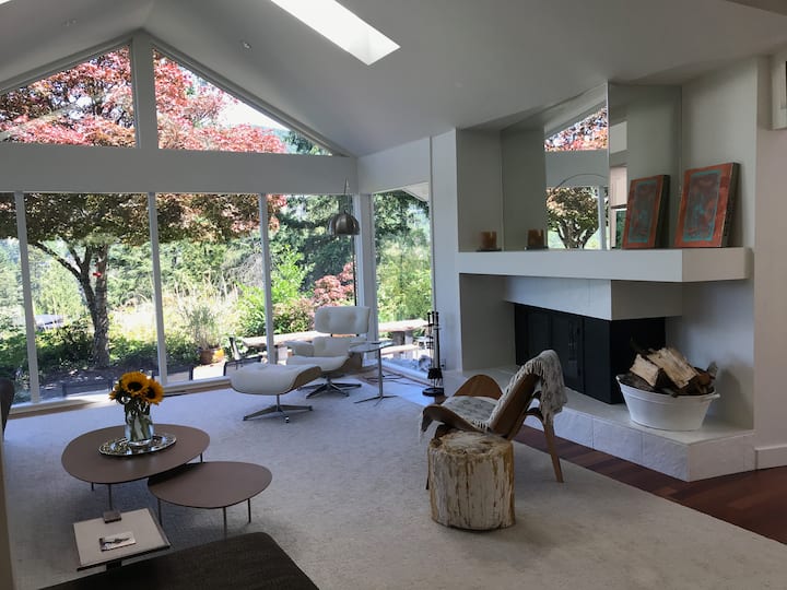 sala de estar con chimenea de leña