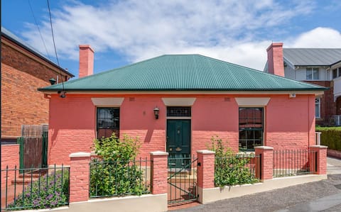 Top performing Airbnb: Historic Waterloo Cottage in Battery Point