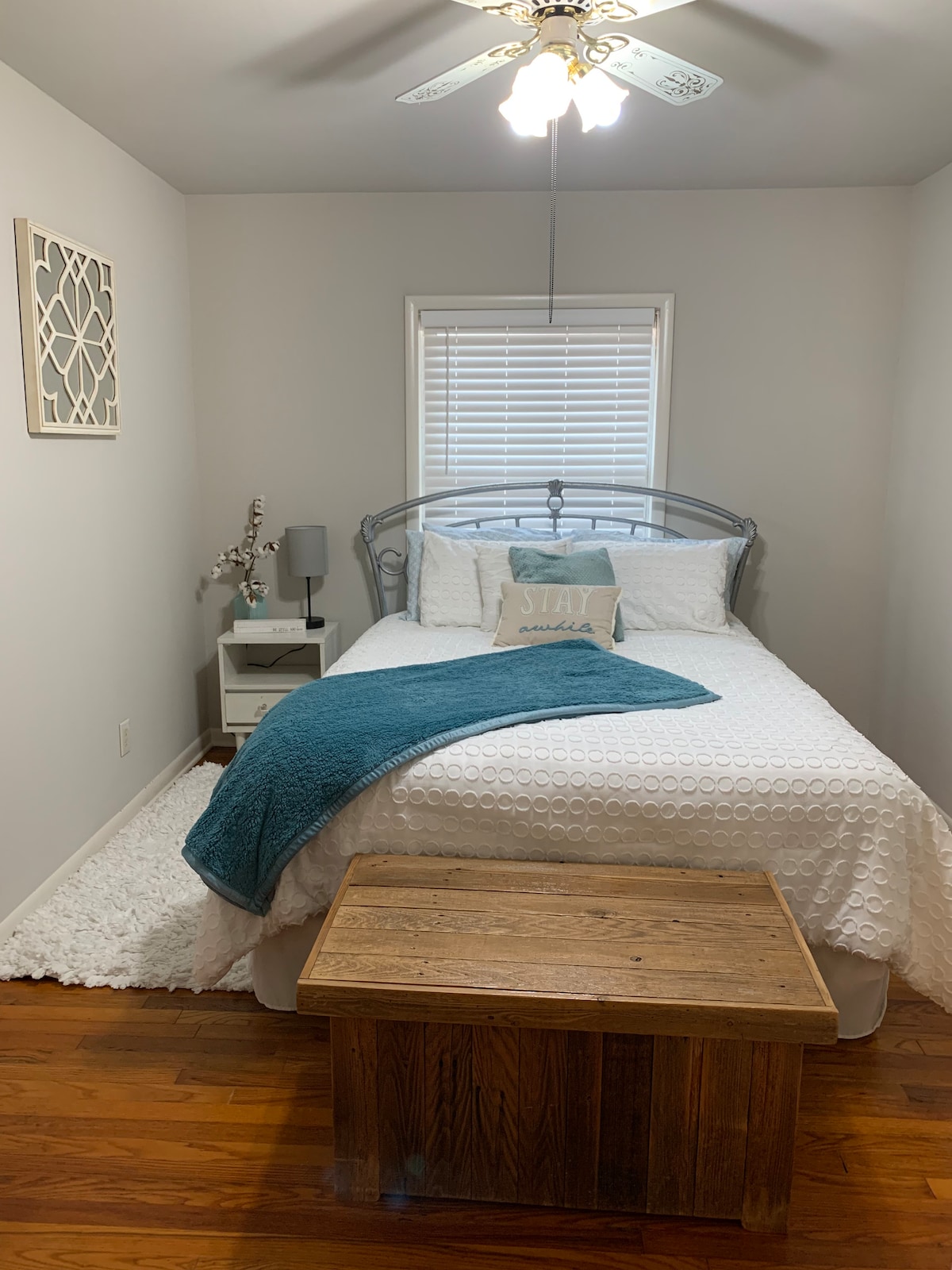 2. spavaća soba s bračnim krevetom i ventilatorom u ormaru.