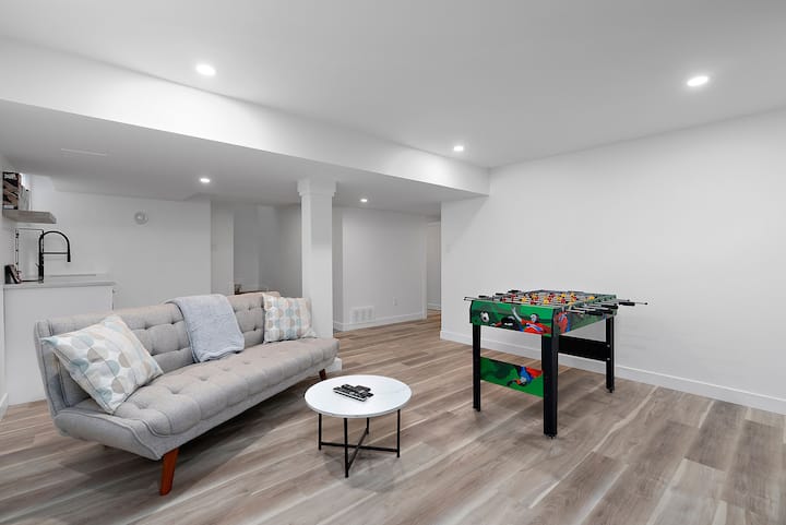 استمتع بلعبة كرة القدم في المسكن الترفيهي في الطابق السفلي. 