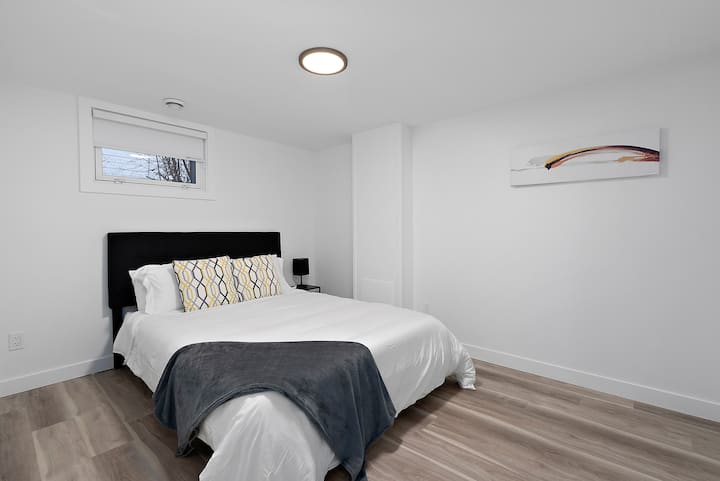 تقع غرفة النوم الثالثة في الطابق السفلي مجهزة بسرير بحجم كبير.