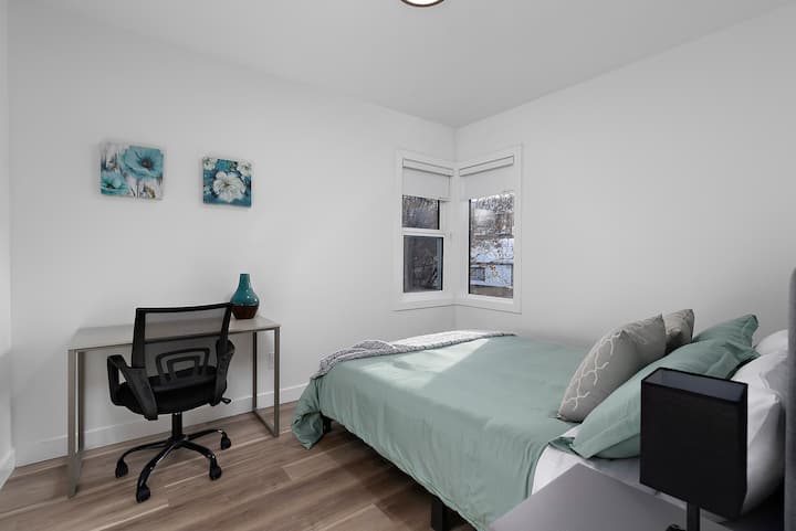 تحتوي غرفة النوم الثانية في الطابق العلوي على مساحة عمل وسرير بحجم كبير