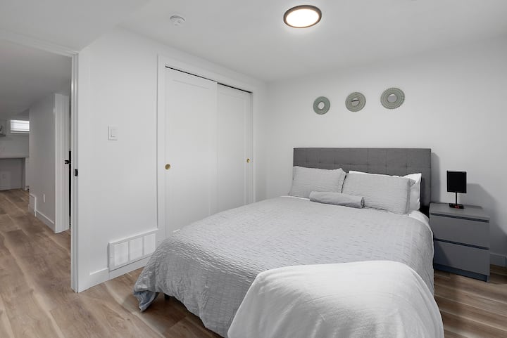 تقع غرفة النوم الرابعة في الطابق السفلي مجهزة بسرير بحجم كبير.