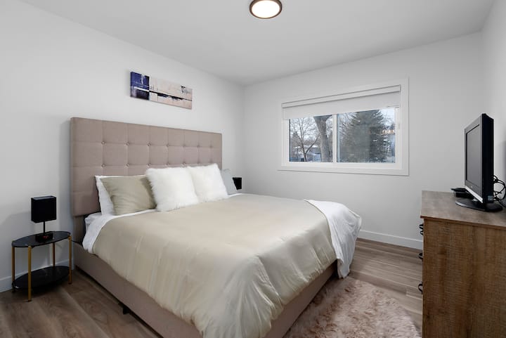 غرفة النوم الرئيسية مجهزة بالكامل بسرير كبير جميل