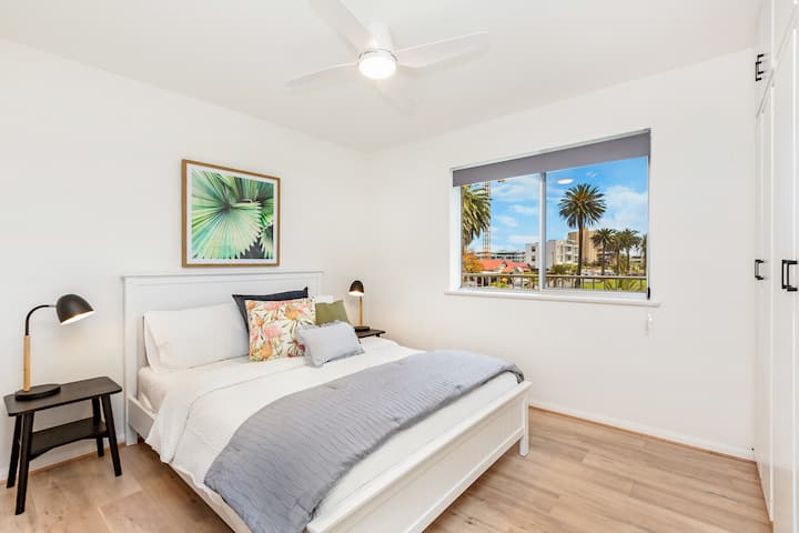 Მთავარი საძინებელი 152 × 203 სმ ზომის საწოლით
