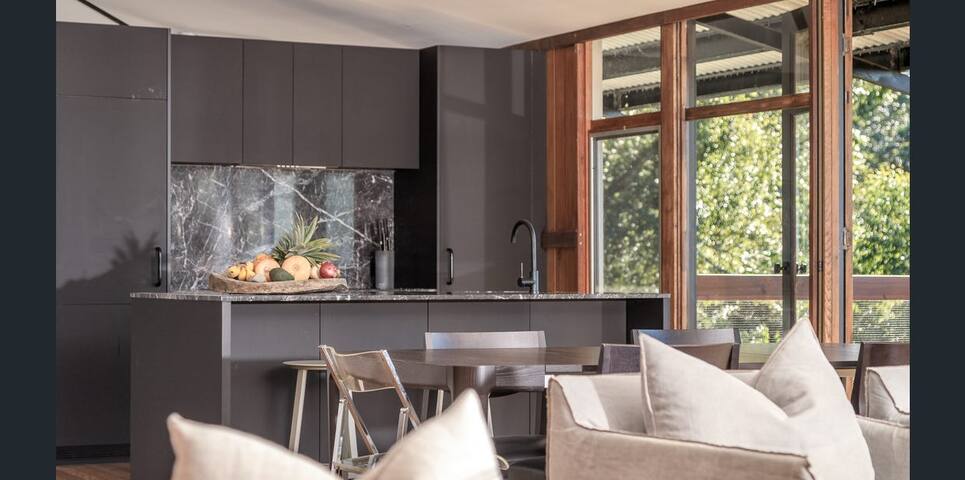 Architecturally Stunning gallery image 4