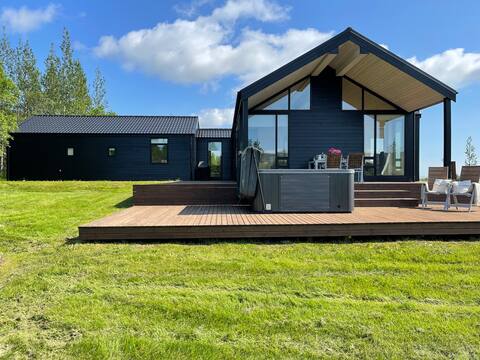 Luxury Riverfront Villa w/hot tub