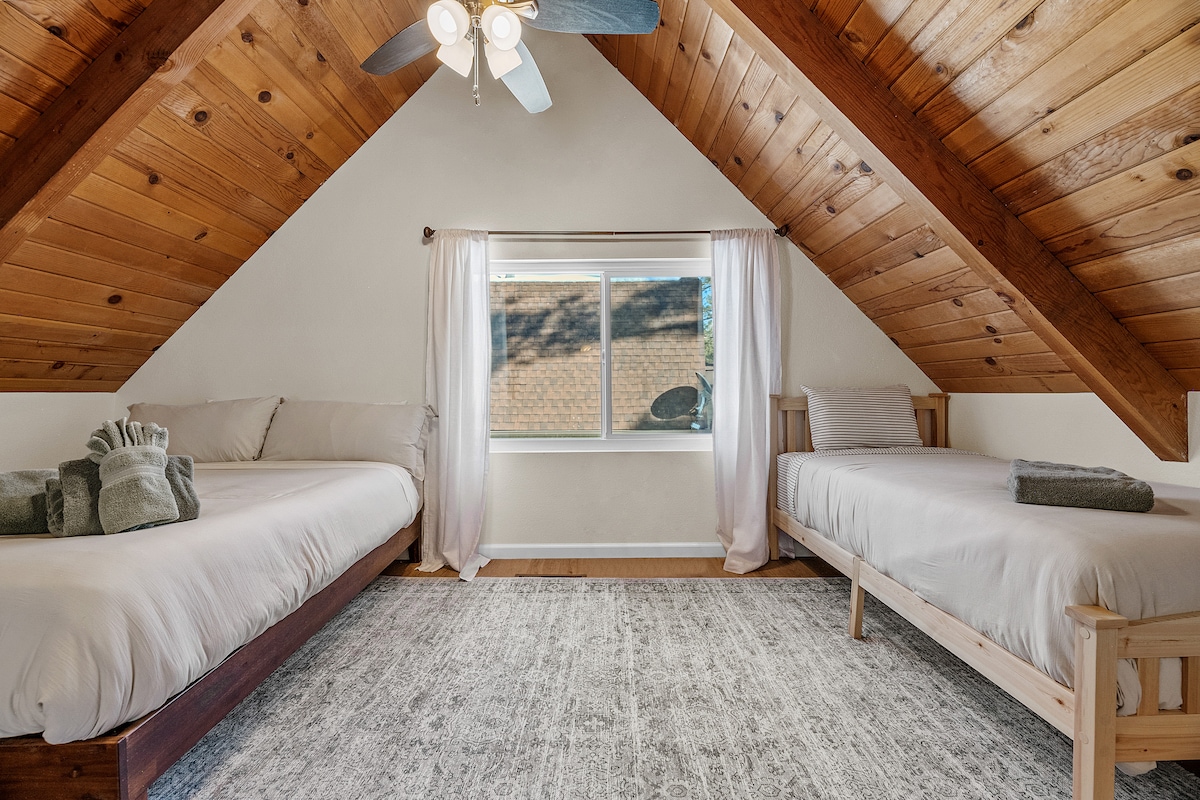 Dormitorio en la planta superior con camas tamaño queen y dos camas individuales