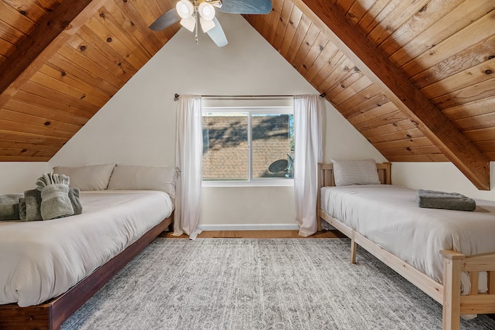 楼上卧室配备标准双人床和两张单人床