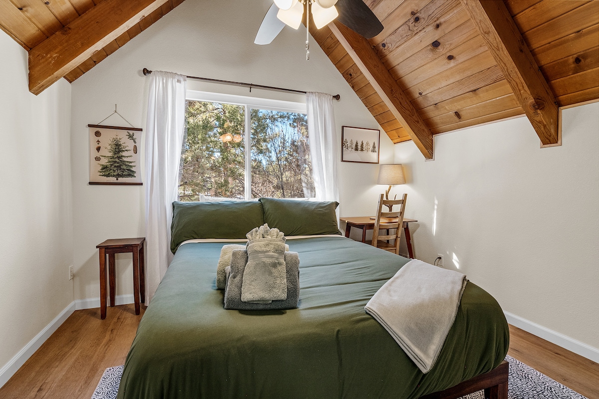 Cama tamaño queen en la planta superior con escritorio de trabajo privado