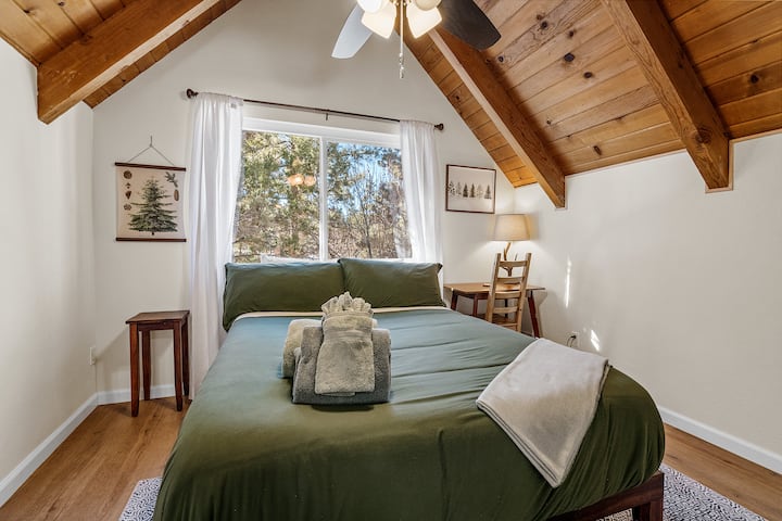 楼上配备一张标准双人床，配备私人办公桌