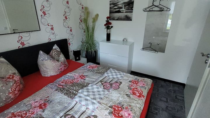 Шик спална соба. Секогаш е вклучена постелнина.