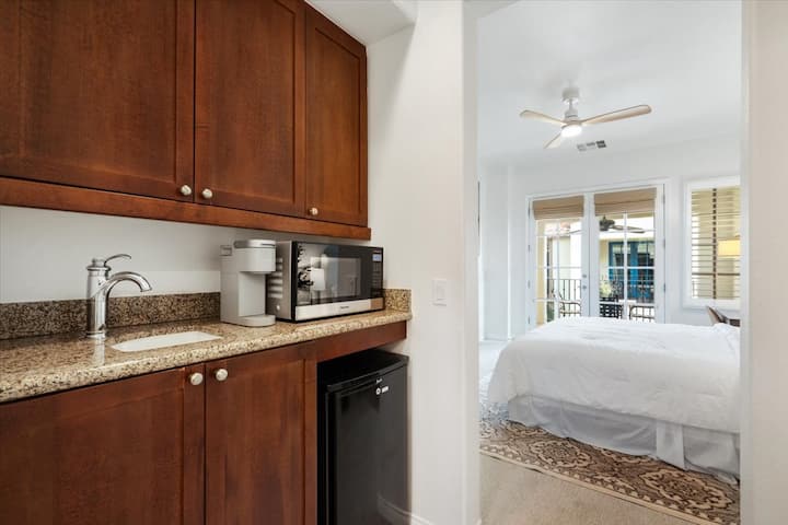 Remodeled Modern Desert Studio Near Main Pool - La Quinta, CA