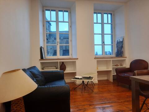 1 bedroom in the heart of the city facing the cathedral