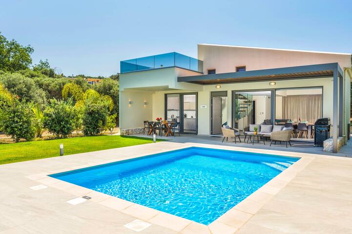 Walk to Beach (290m) & Near Chania / Heated Pool gallery image 4