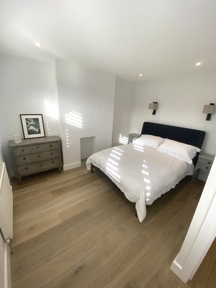 Dormitorio delantero en el primer piso: cama doble.