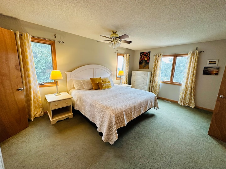 ห้องนอนชั้นแรกพร้อมเตียงคิงไซส์และห้องน้ำในตัว