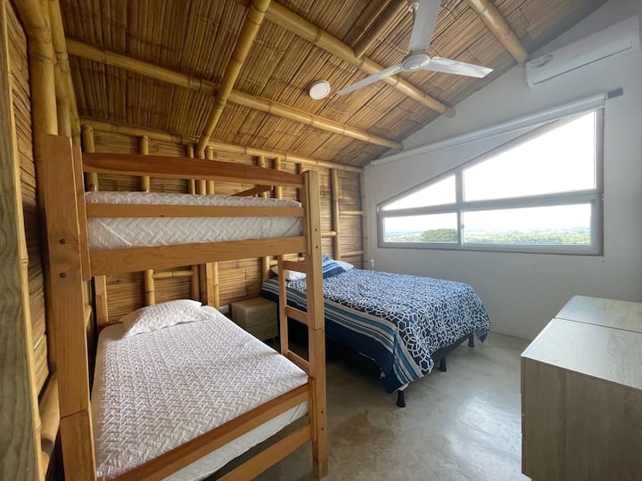 ห้องนอนใหญ่พร้อมห้องน้ำส่วนตัว