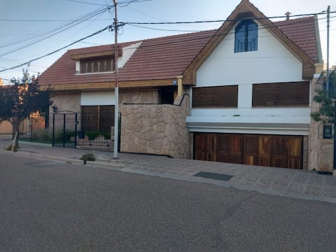 Popular Airbnb listing: Comfortable Chalet a few meters from Mendoza Plaza Shopping in Departamento Guaymallén