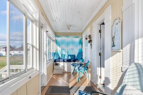 Pretty cottage by the sea