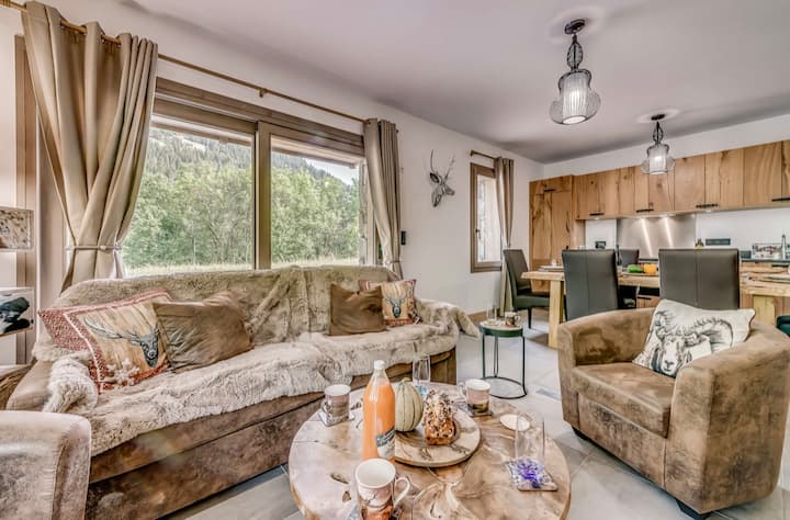 Sehemu ya kuishi ya wazi. Fire stick. Sofa 2 kubwa 