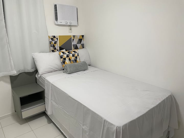 Kitanda kimoja, kiyoyozi, meza ya kitanda na WARDROBE.