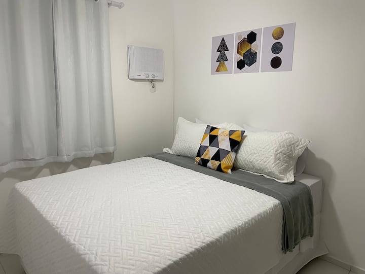 Kitanda cha ukubwa wa Malkia, WARDROBE na kiyoyozi.