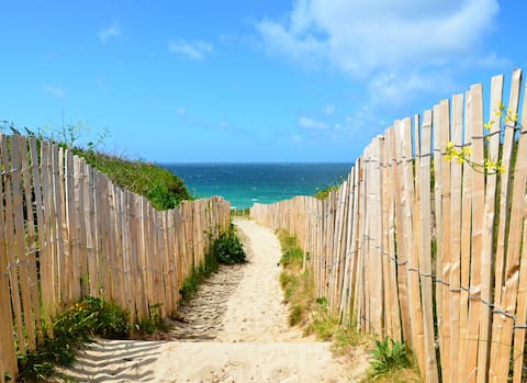 Chic house with jacuzzi close to Locmaria beaches