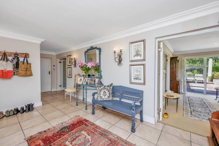 Captivating Constantia Home – Cape Luxury Stay gallery image 2