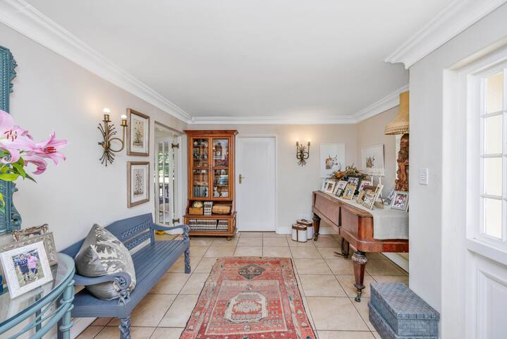 Captivating Constantia Home – Cape Luxury Stay gallery image 3
