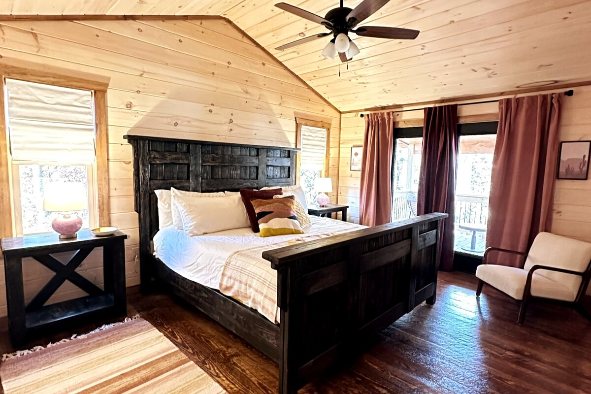 Hlavný apartmán na poschodí so súkromným balkónom, priestrannou manželskou posteľou a kúpeľňou s dvojitým umývadlom a sprchovacím kútom